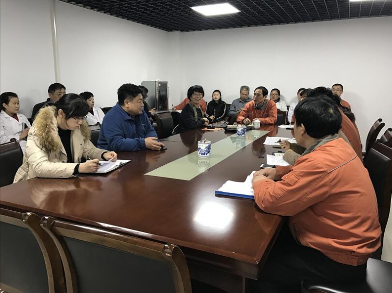 圖為李新鸞專家在與培訓(xùn)員工交流